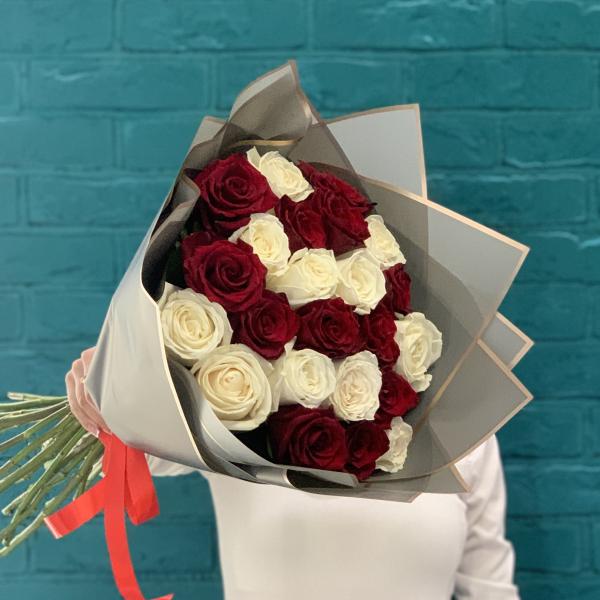 23 розы "Бархатные грани"