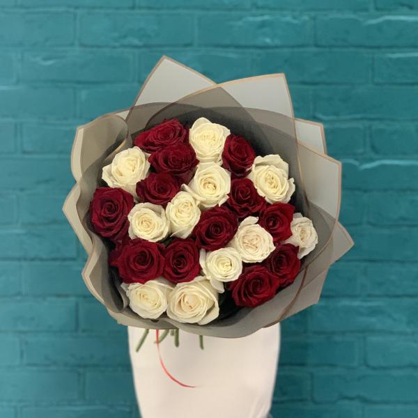 23 розы "Бархатные грани"