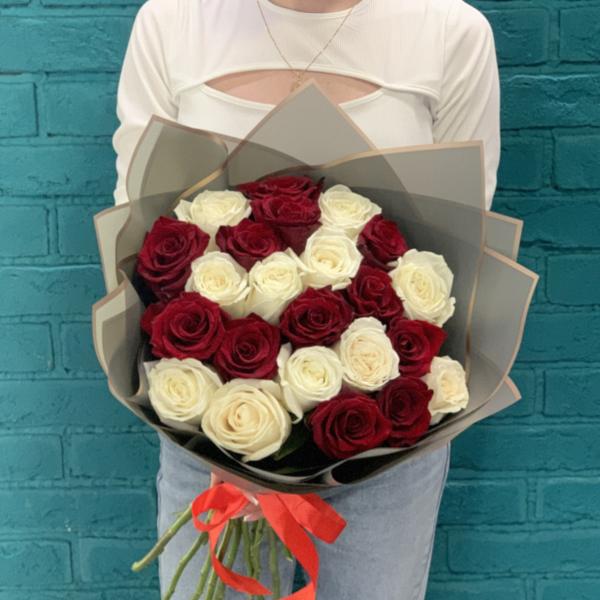 23 розы "Бархатные грани"