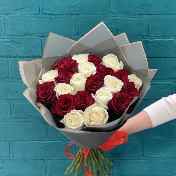 23 розы "Бархатные грани"