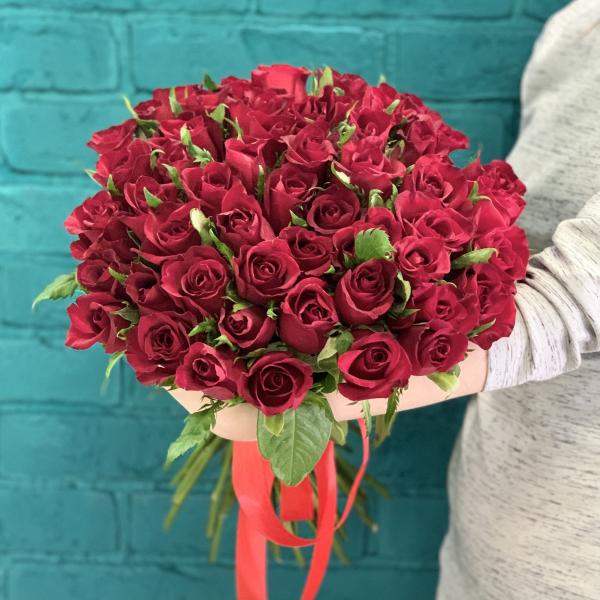 45 красных роз "Вишневое варенье" 