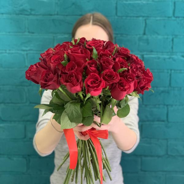 45 красных роз "Вишневое варенье" 