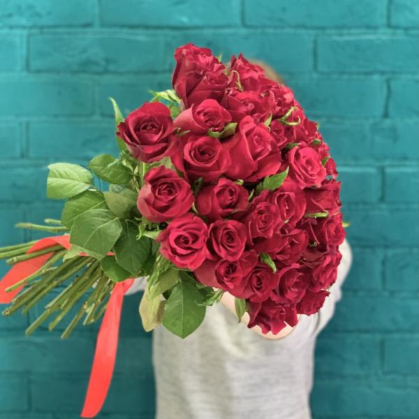 45 красных роз "Вишневое варенье" 