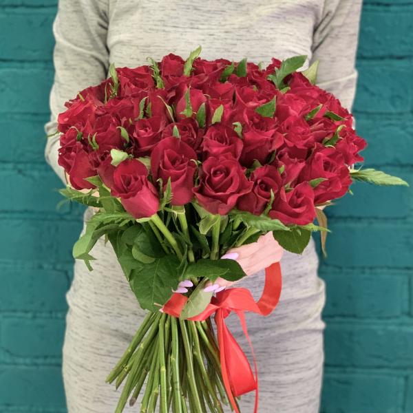 45 красных роз "Вишневое варенье" 