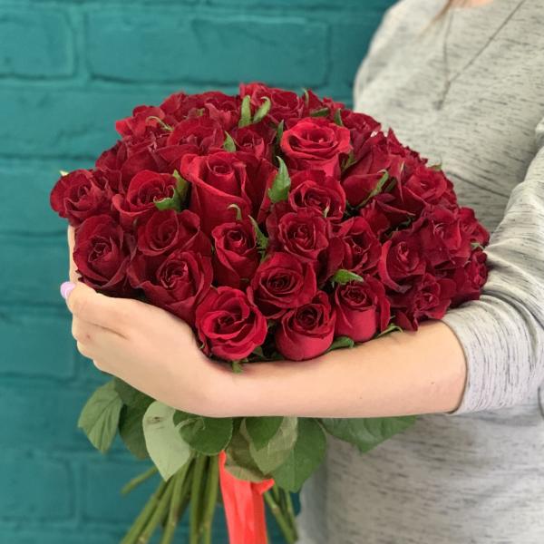 45 красных роз "Вишневое варенье" 