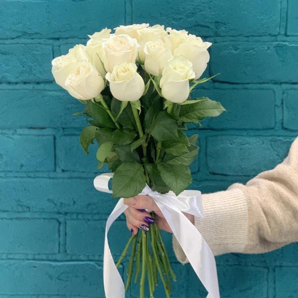 15 белых роз "Знойное лето"