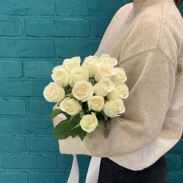 15 белых роз "Знойное лето"