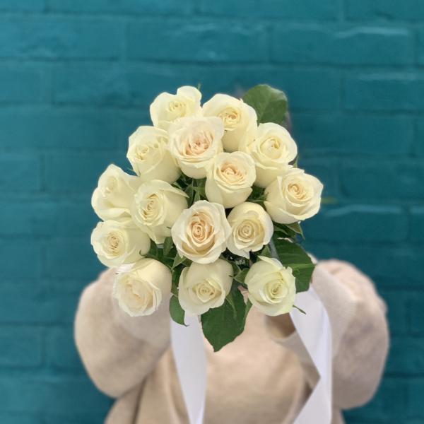 15 белых роз "Знойное лето"