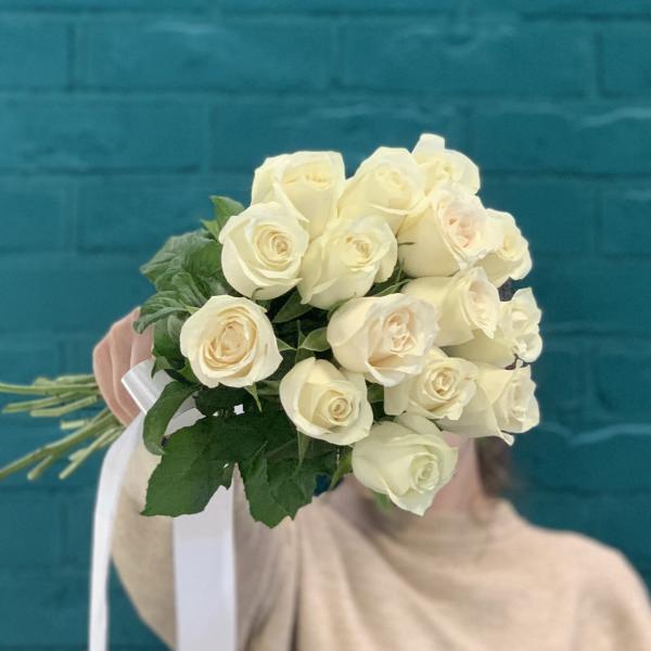 15 белых роз "Знойное лето"