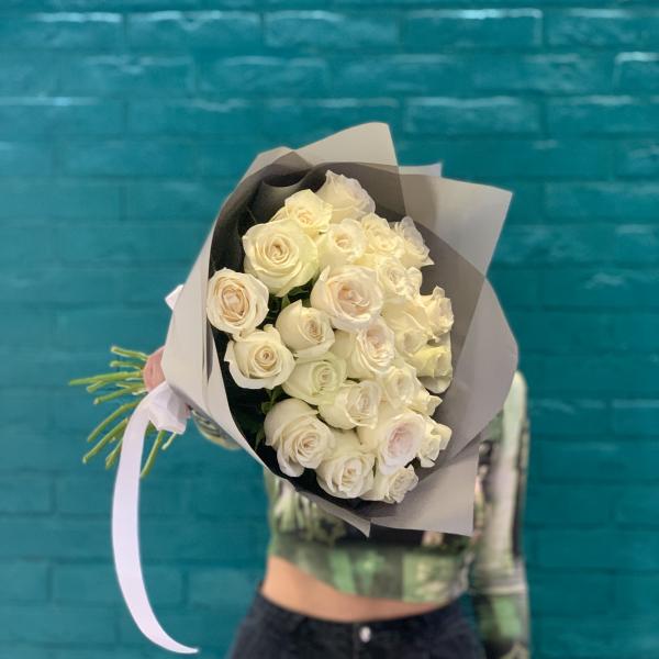 25 белых роз "Снежная королева"